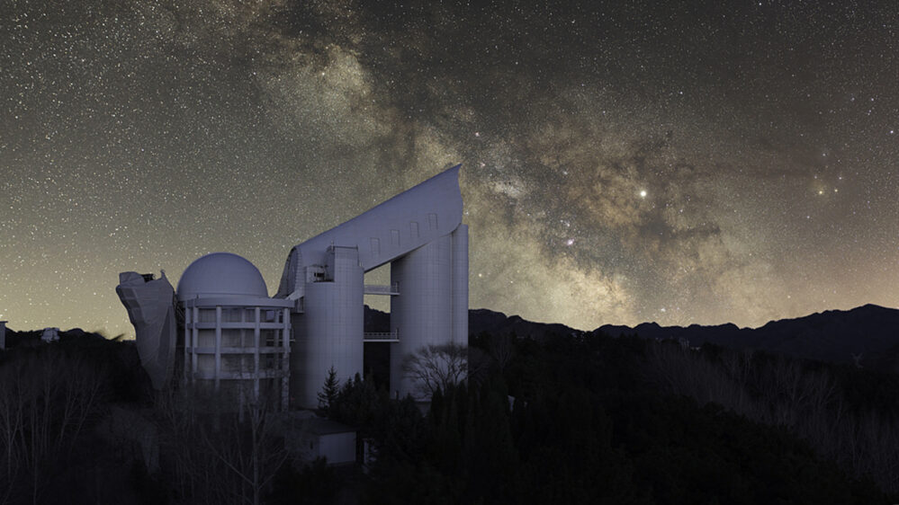 Large Sky Area Multi-Object Fiber Spectroscopic Telescope (LAMOST) della Cina