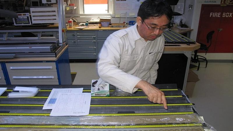 Yuhji Yamamoto esamina i carotaggi di una spedizione