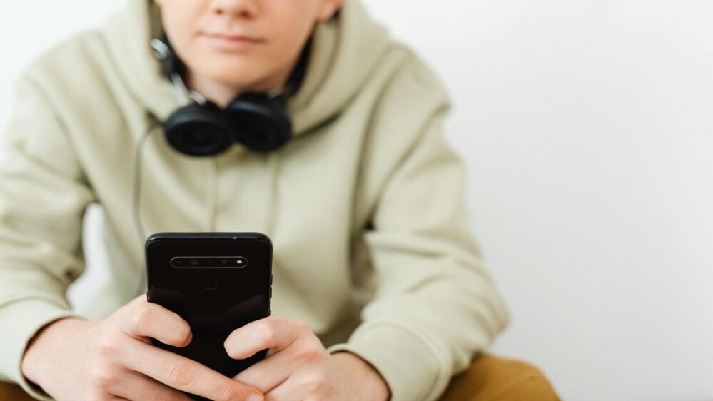 adolescente che usa lo smartphone