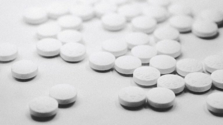 Aspirina a basse dosi: la revisione che evidenzia rischi e benefici oltre i luoghi comuni