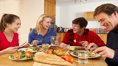 Adolescenti e benessere: cosa cambia quando la famiglia condivide la cena