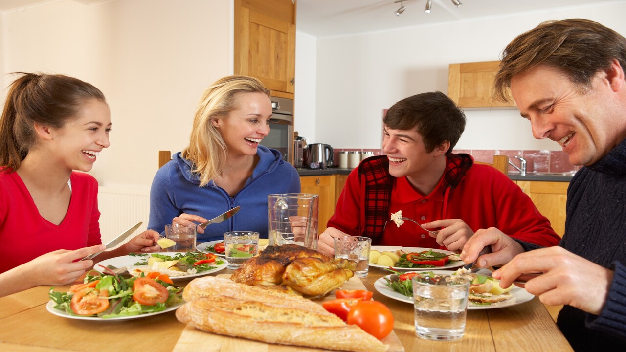 Adolescenti e benessere: cosa cambia quando la famiglia condivide la cena