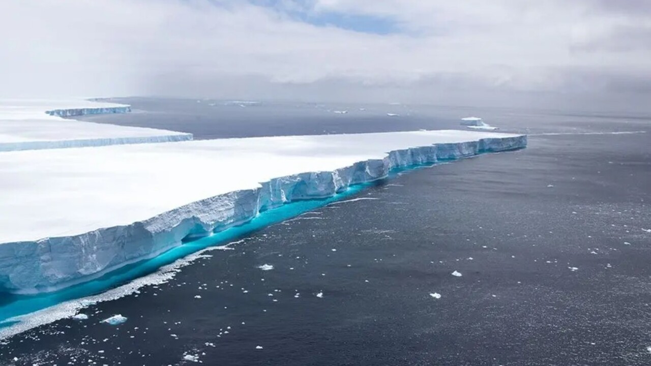 Un iceberg blu ha acceso l’allerta: cosa rivela davvero questo colore insolito