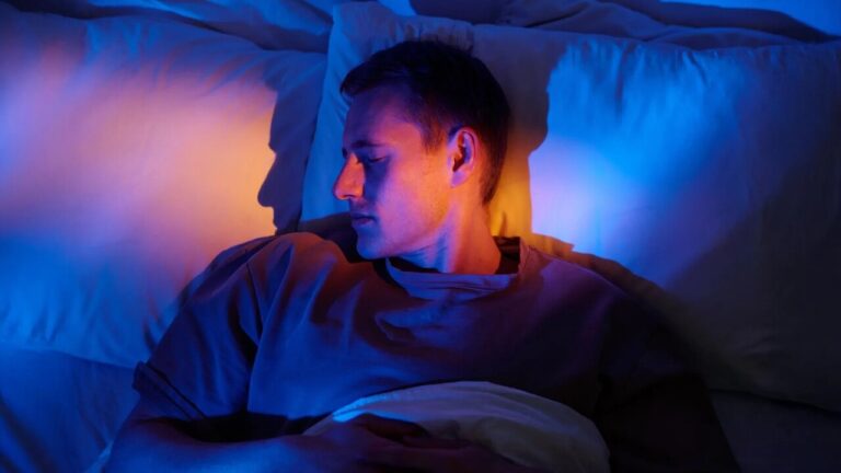 Rumore rosa, nuove ricerche rivelano effetti inattesi sul sonno REM
