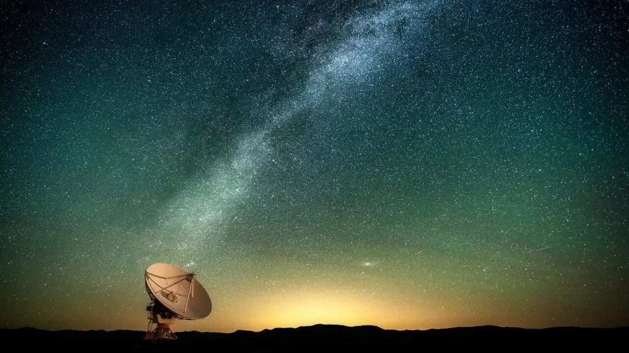 la Via Lattea sopra un radiotelescopio presso il Karl G. Jansky Very Large Array National Radio Astronomy Observatory nel New Mexico