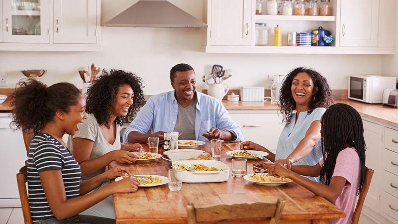 le cene in famiglia possono ridurre il rischio di abuso di sostanze per gli adolescenti