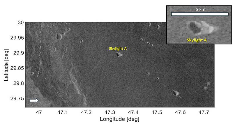 le immagini radar della sonda Magellan della NASA mostrano una serie di depressioni e un grande buco di collasso