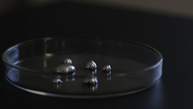 metalli liquidi, alimentati dalla luce solare, producono idrogeno pulito