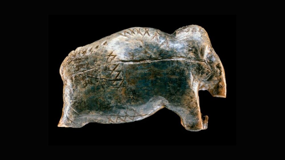statuetta di mammut aurignaziano scolpita nell'avorio e recante incisioni misteriose