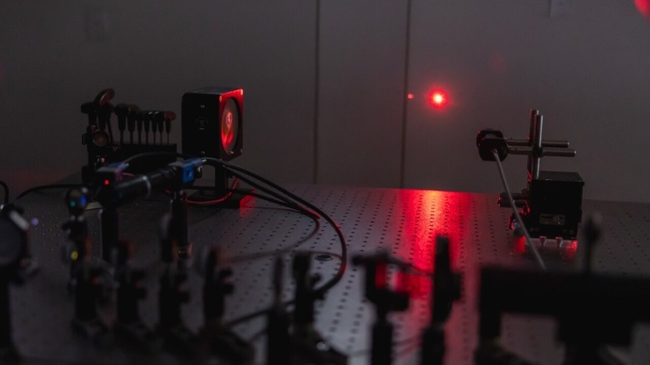 un sistema laser ad alta intensità potrebbe presto trasformare le nuvole in pioggia