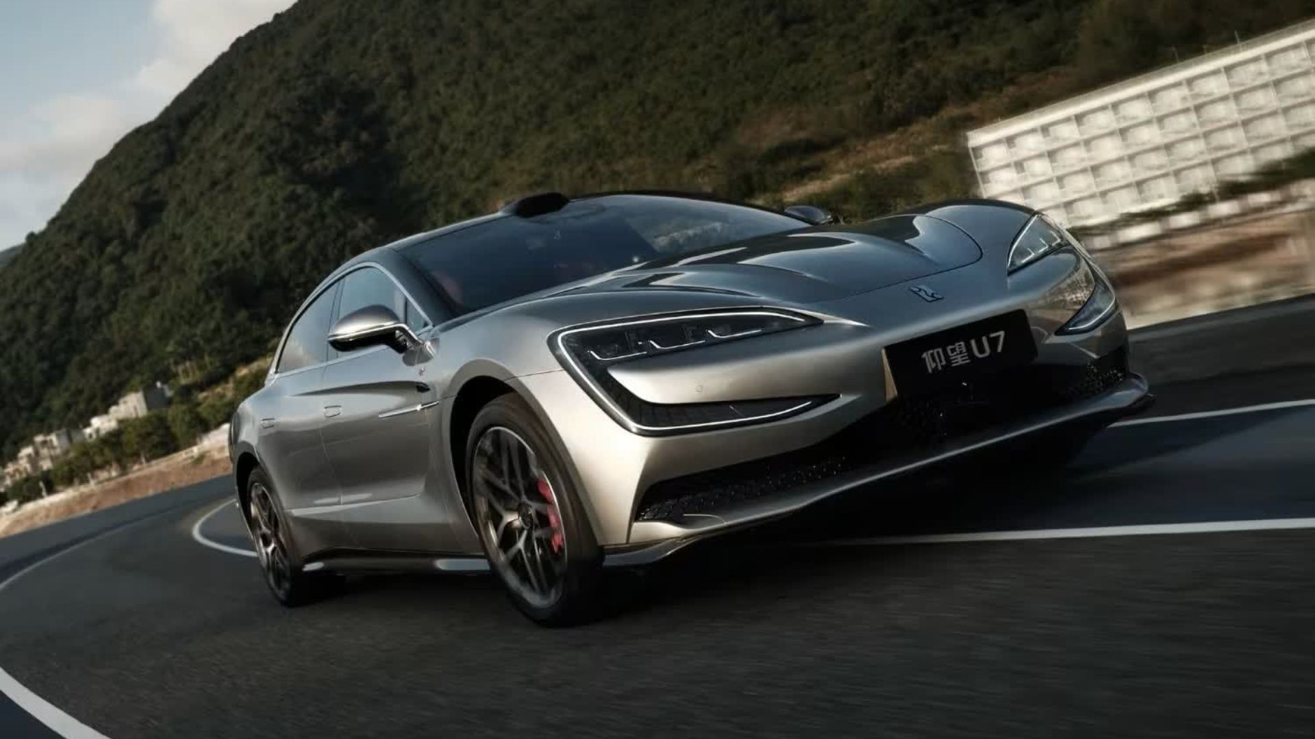 BYD rivoluziona l’auto elettrica: ricarica in 9 minuti e oltre 1.000 km di autonomia