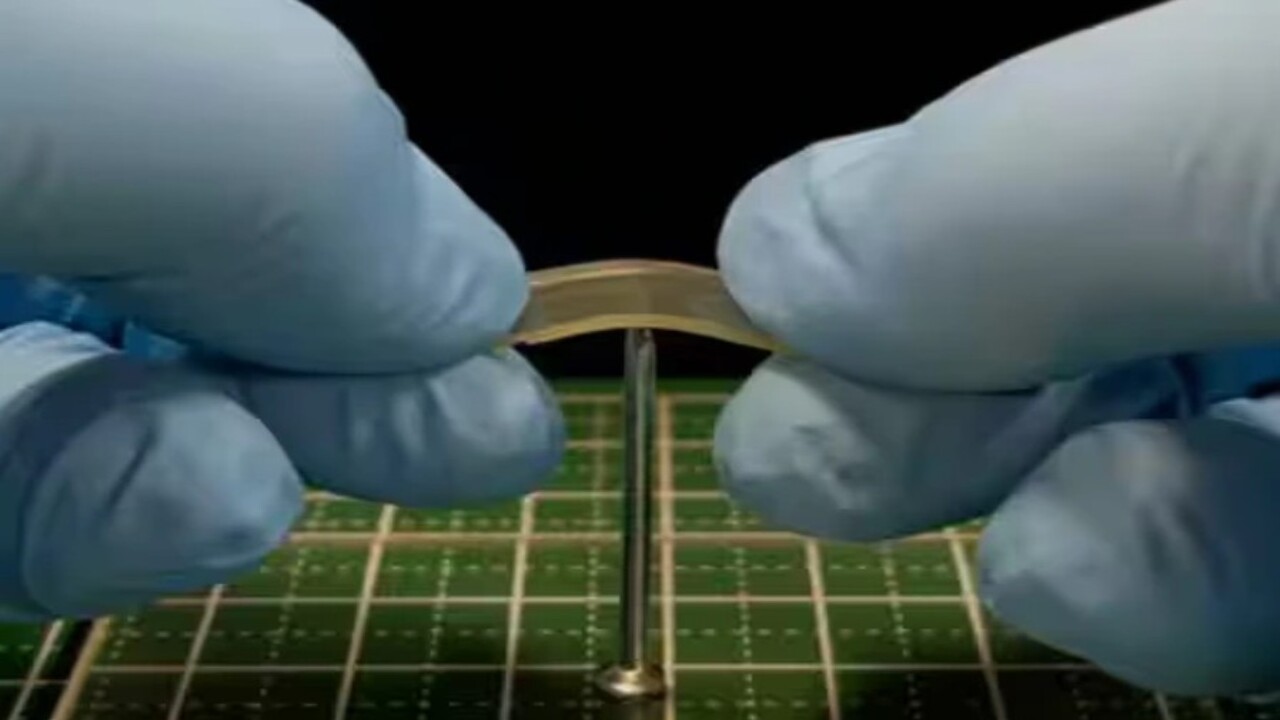 Scoperta che sorprende la chimica: una gomma capace di trasformarsi dopo aver catturato CO₂