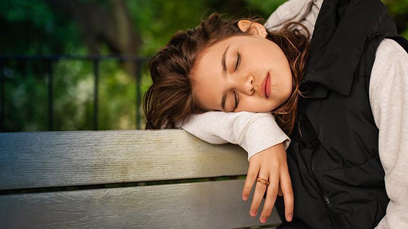 molte persone si sentono stanche ed esauste in primavera