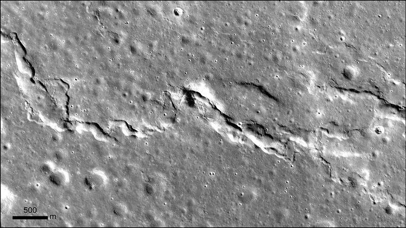 una piccola dorsale marina nel Mare Imbrium nordorientale, ripresa dalla telecamera del Lunar Reconnaissance Orbiter